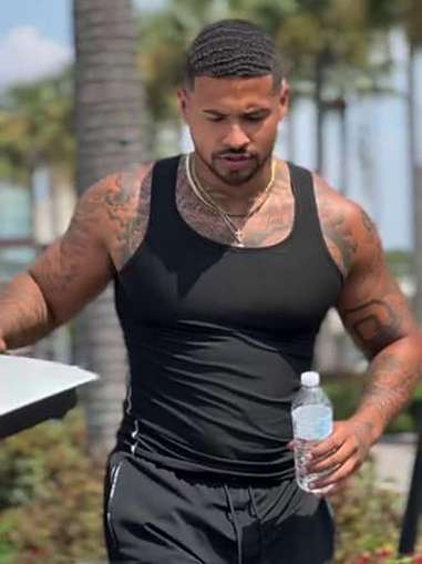 寸头肌肉男,还有纹身,太菜了 帅哥 肌肉男