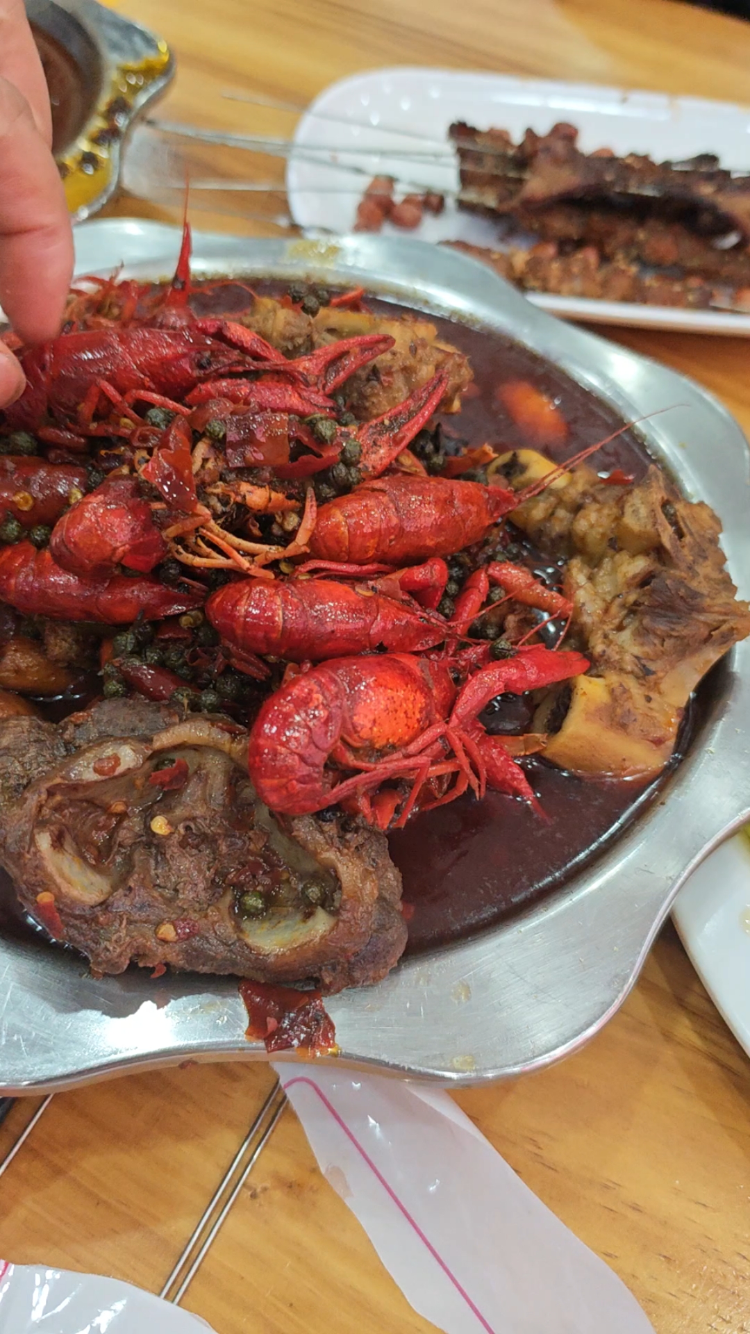 烧烤店里的宵夜员工餐