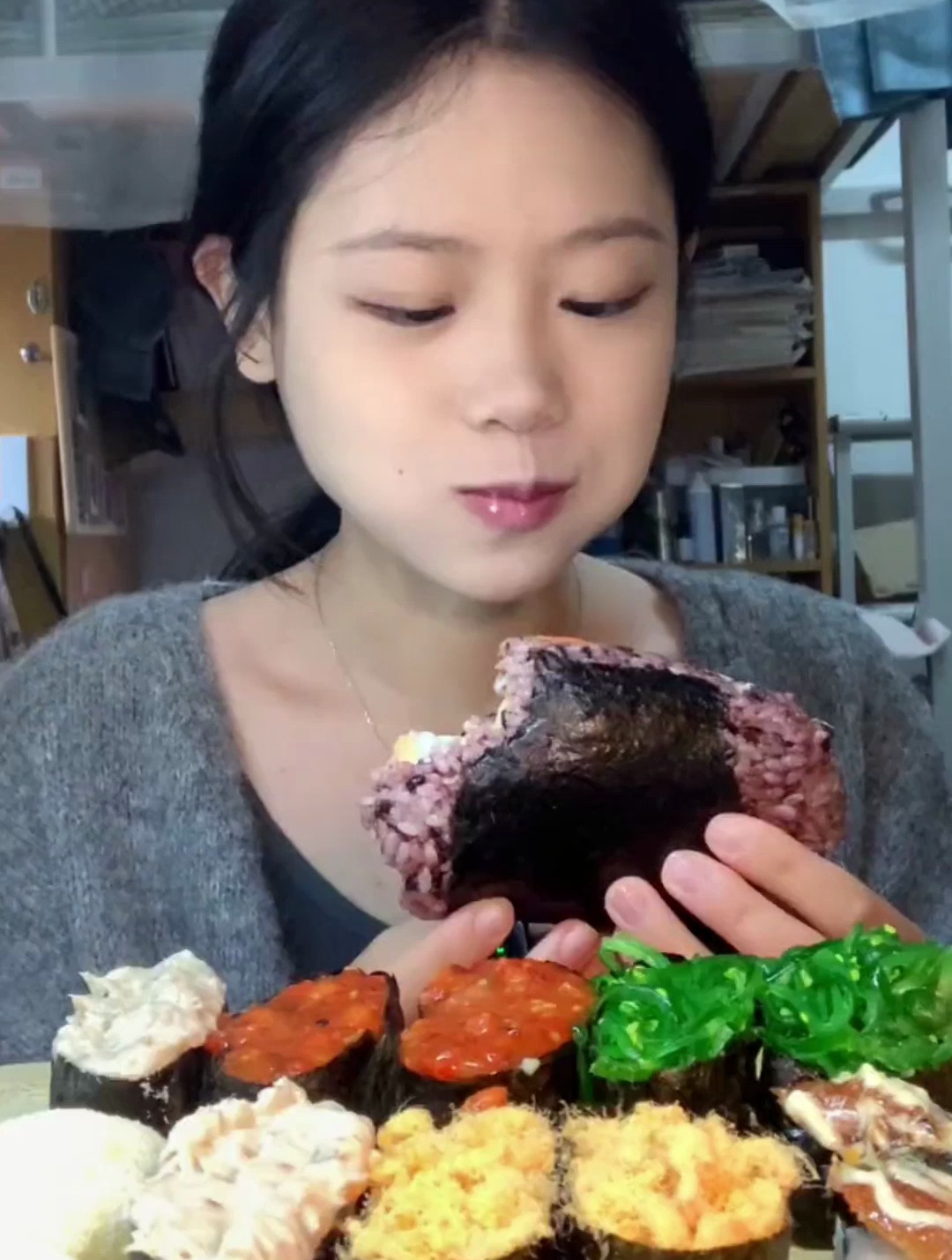 寿司和紫米饭团吃不吃呀?