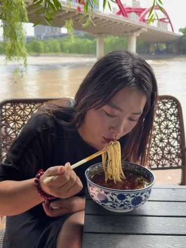 黄河岸边吃牛肉面有没有很解压呢 美食 记录真实生活