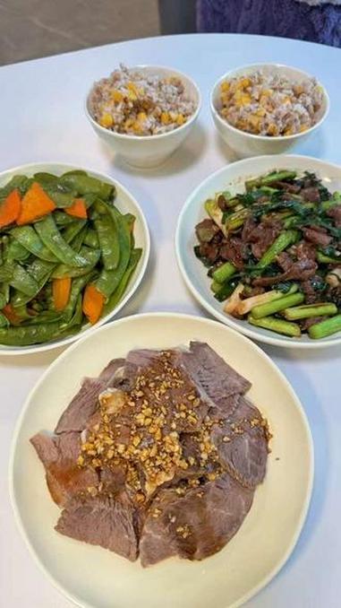 今天生活化减脂吃的是凉拌牛肉，蒜苗炒牛肉，荷兰豆炒胡萝卜加上粗粮米饭#吃瘦不饿瘦 #低卡低