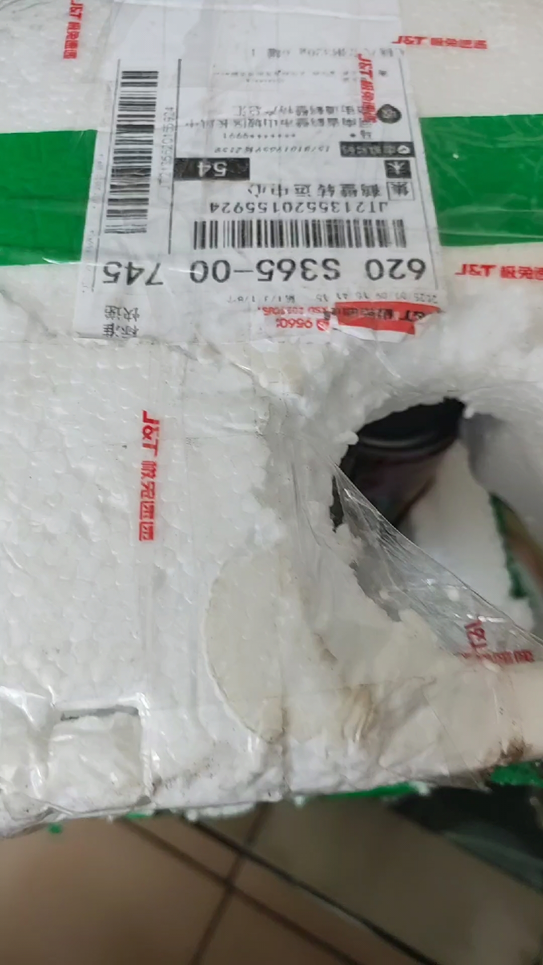 好奇怪收到包装箱,箱子上被打了一个洞还用胶带从新封上少了一罐