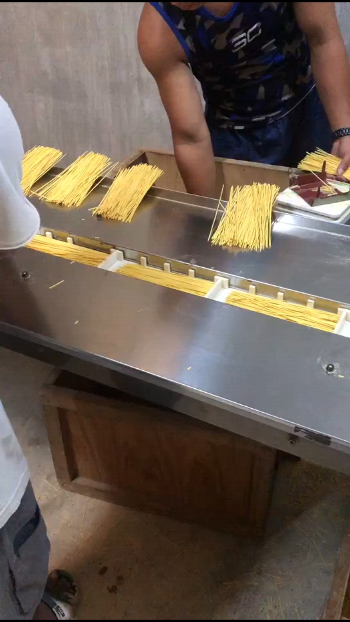 国外工人用枕式包装机挂面包装机塑料袋包装工作流程