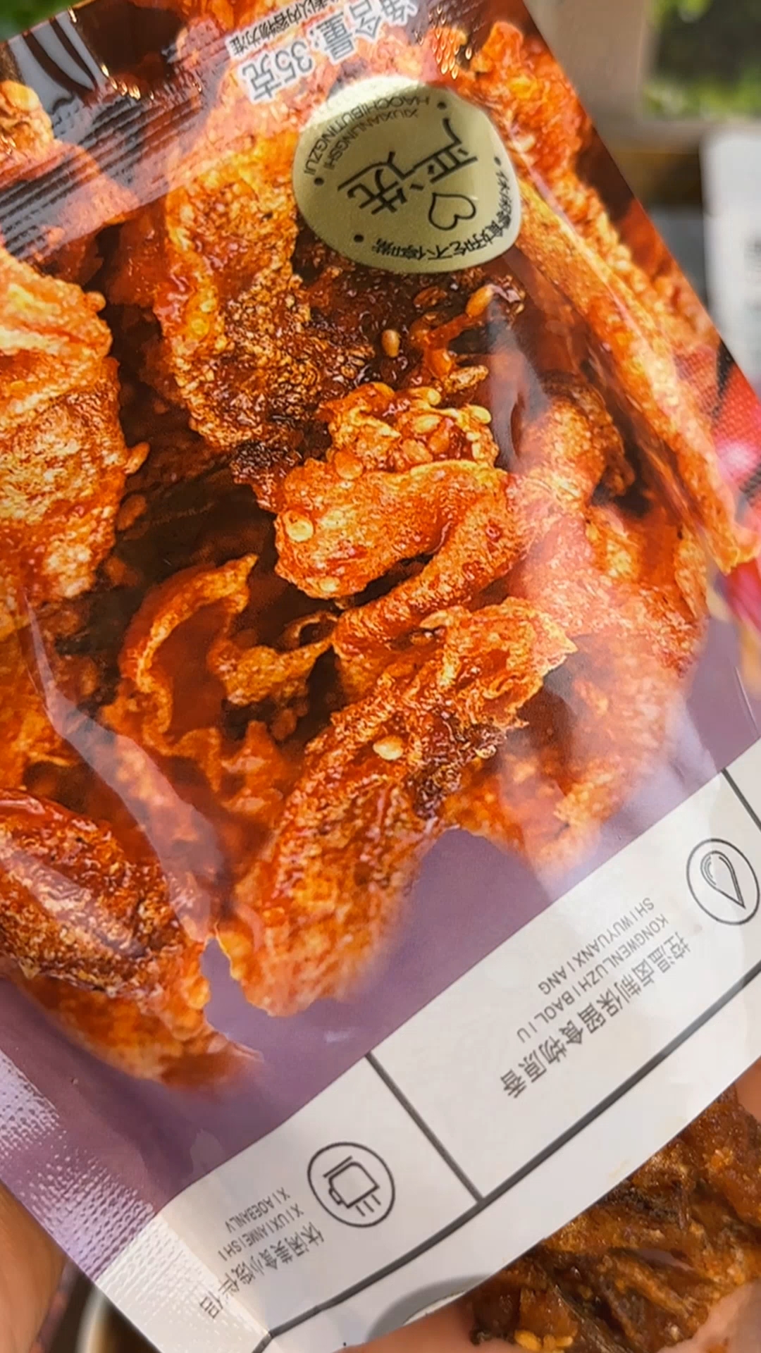 超好吃的香辣鳕鱼皮零食测评!好吃到不想停下来!