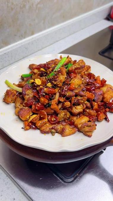 年夜饭的餐桌上,做上这样一道辣子鸡丁,那一定是相当受欢迎的#辣子鸡#年夜饭菜谱