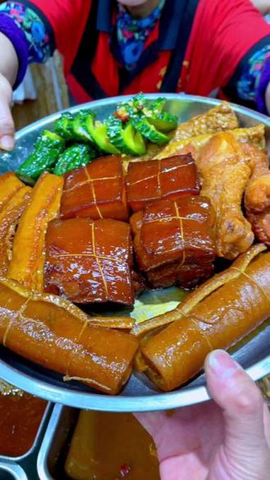 吃顿丰盛的员工餐#东坡肉 #把子肉#电大甏肉干饭#抖音搜索流量来了#美食分享