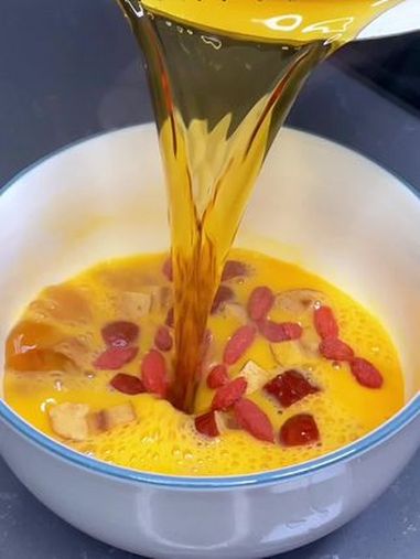 天气寒冷奶奶教我饮一碗黄酒藏鸡蛋非常温暖 我的厨房日记 老广的味道 爱生活爱美食 做菜我是