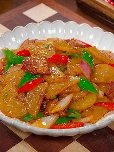 今天我儿子又点名要吃干锅土豆片,干香干香的特别下饭,真的怎么都吃不腻#干锅土豆片 #家常菜