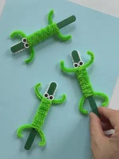 适合幼儿园小朋友来做的雪糕棒小鳄鱼,简单可爱,快带着孩子一起来试试吧!