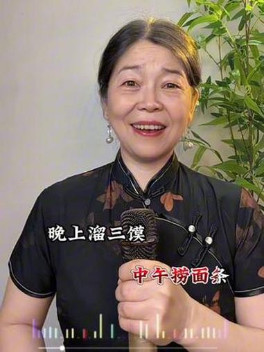 就爱喝胡辣汤,再配上一口烧饼,那太哇塞了#兰花草 #改编歌曲 #河南人 #看见音乐计划