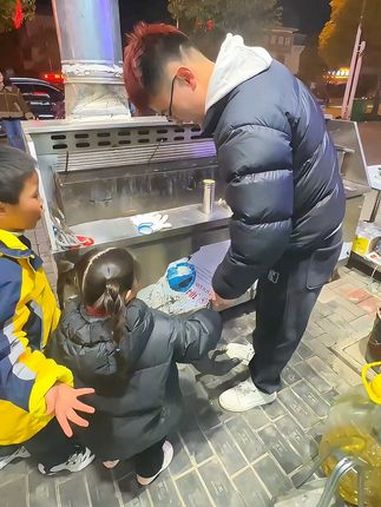哥哥:你烤错了 当人类幼崽遇到小动物 看一遍笑一遍 小鳄鱼 原谅我不厚道的笑了 小女孩带鳄