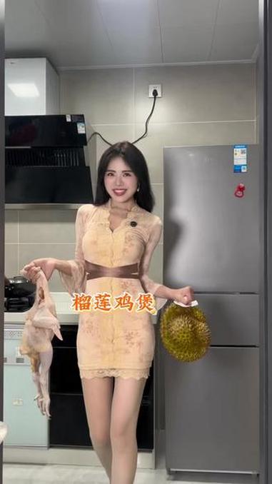 幸福有很多种 有人给你做榴莲鸡汤是一种，榴莲炖鸡汤 喝完不用慌！喝完浑身舒服又滋补 我太爱