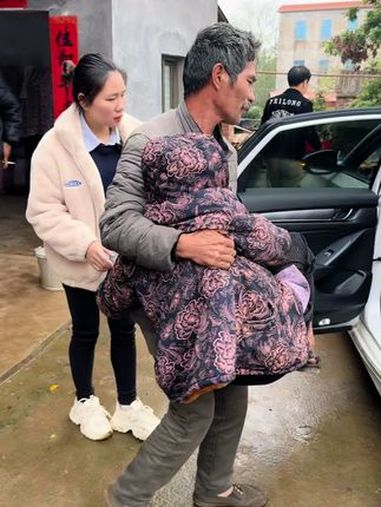 奶奶不小心摔到脚了,痛的动不了,医生让回去找草药敷,但不知道哪种能敷好,你们有谁找过这种草