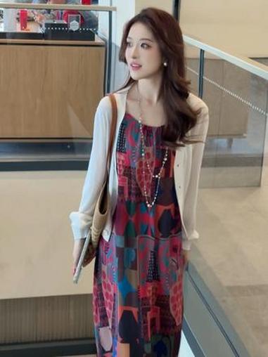 哇塞今天在咖啡店看到一个美女穿的复古红格纹蛋糕裙好好看啊～被吸引了#美出高级感#路人视角#