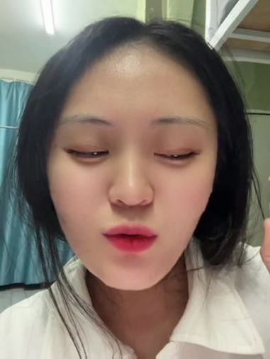 那场婚姻就是糖衣包裹下的玻璃碴子,从婚礼前的深圳校花传闻到21年的游戏,再到22年的汤圆,