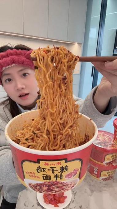 谁还没有吃过辣子鸡拌面!嘎嘎香!灵魂夜宵 辣子鸡面 南山婆 辣子鸡拌面