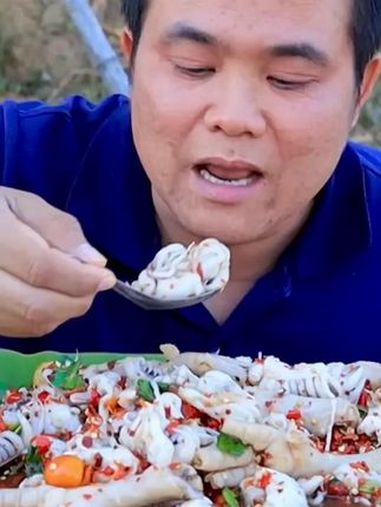 鲜辣泰式凉拌海鲜鸡爪拼盘 泰国主播吃美食视频 泰国有哪些神奇美食 泰国生活 泰国大叔 内容
