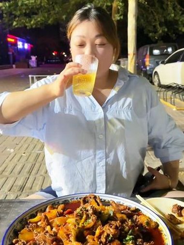 在河南吃个新疆大盘鸡,还有好吃的馕丁炒肉,配上冰镇小饮料,小两口又喝嗨了 夫妻日常 大盘鸡