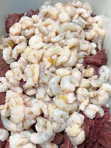 牛心汉堡制作全过程,打造行业首创标准化规范牛心汉堡,牛心汉堡的营养那是饲料,丰年虾和红虫无