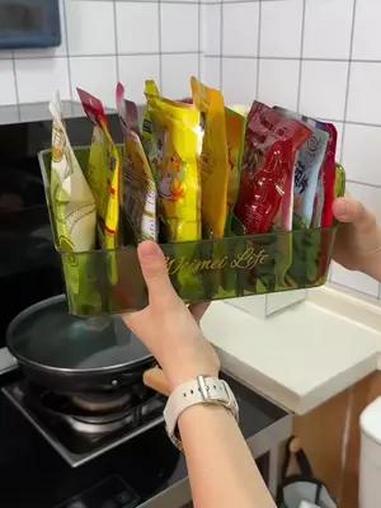 袋装调料、小菜酱菜也有专门的收纳盒了,整齐有序不占空间,找起来也很方便。厨房好物 收纳整理