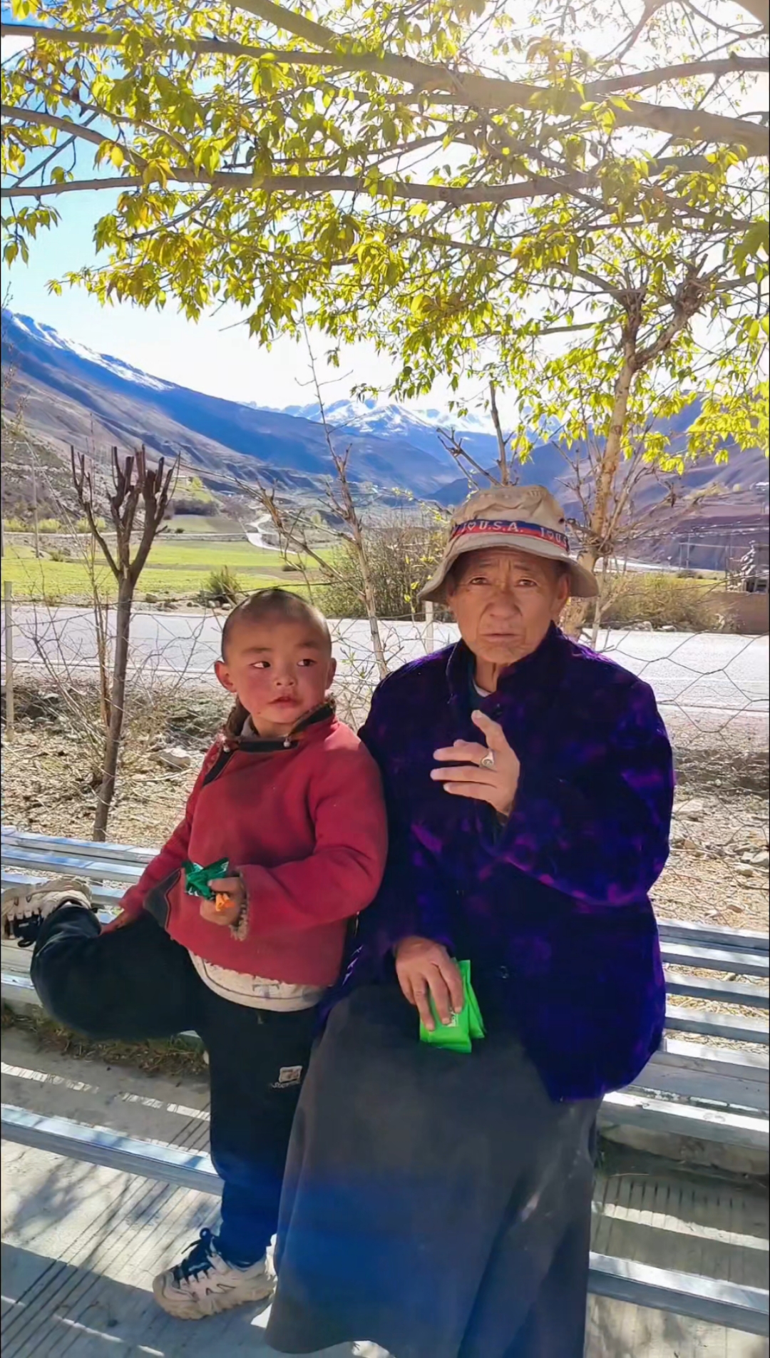 和车友露营边坝拥军党群服务中心，做了一锅牛肉咖喱蔬菜汤，味道不错，藏民小朋友也想吃…