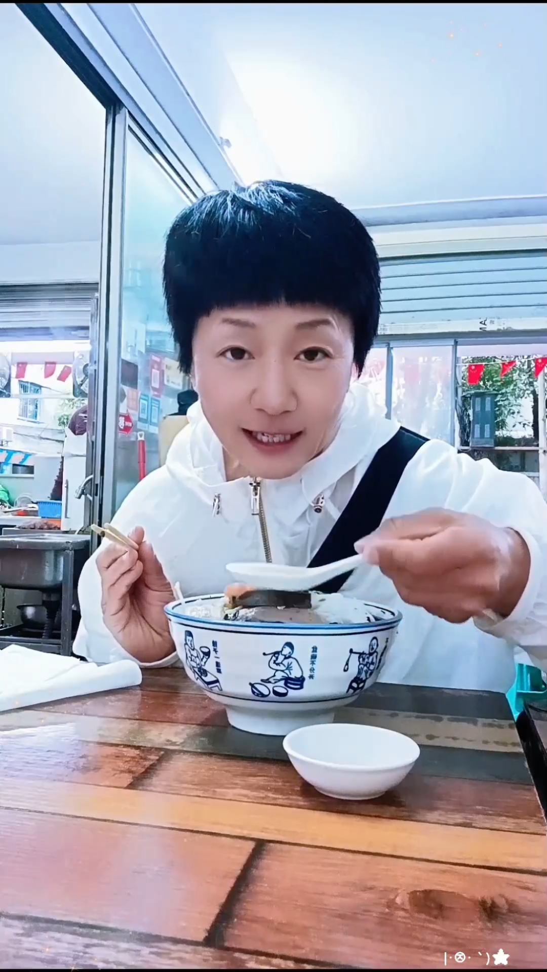 遭遇驱赶,老小区睡了一宿,附近找了家肠粉店吃早饭