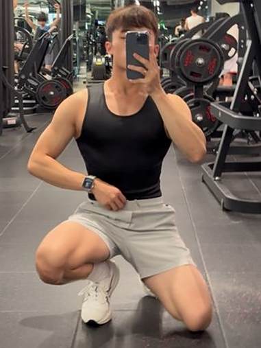 小背心小短裤 白袜子 TOAO 健身穿搭 肌肉男 宽肩窄腰 蜜桃臀