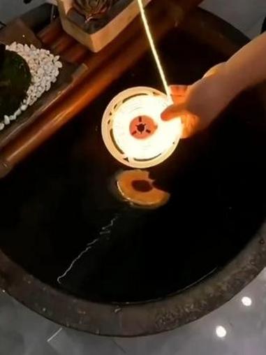 奶奶不要的水缸拿来养鱼，在装上鱼缸灯，朋友来到你家都夸你养的好#养鱼日记 #鱼缸灯带 #古