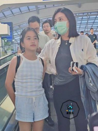 包文婧带女儿包饺子回京,把小朋友热坏啦 包文婧 包饺子 包文婧包可艾 包文婧包贝尔 路人视