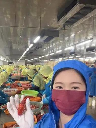 不会做虾尾的姐妹可以来看看教程,做法特简单,备好葱姜蒜和啤酒就行了,步骤都在视频里了。这夏