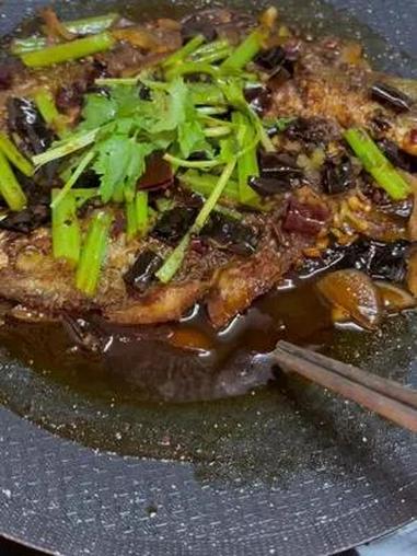 这是下酒又下饭的烤黄花鱼做法 适用于不太新鲜的鱼来做,简单好吃,麻辣咸香入味 家常烤鱼简单