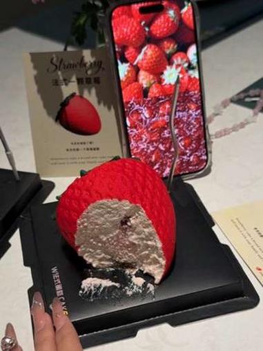 #上热门话题 红莓知心意，奶油藏温柔，情人节的浪漫，从一颗大大的草莓蛋糕开始。#情人节甜品