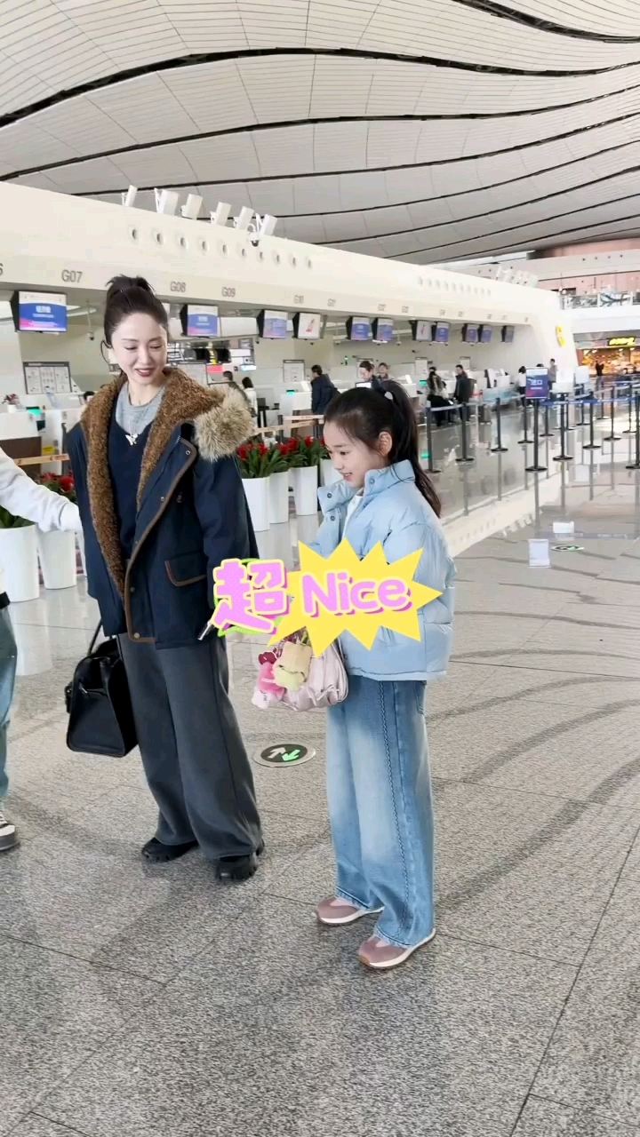 小酒窝给白鹿准备了见面礼，是自己拼的拼豆！董璇让白鹿抱一下她