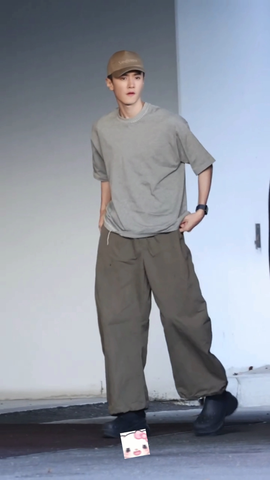 陈哲远随意穿搭鸭舌帽一戴就帅的发慌