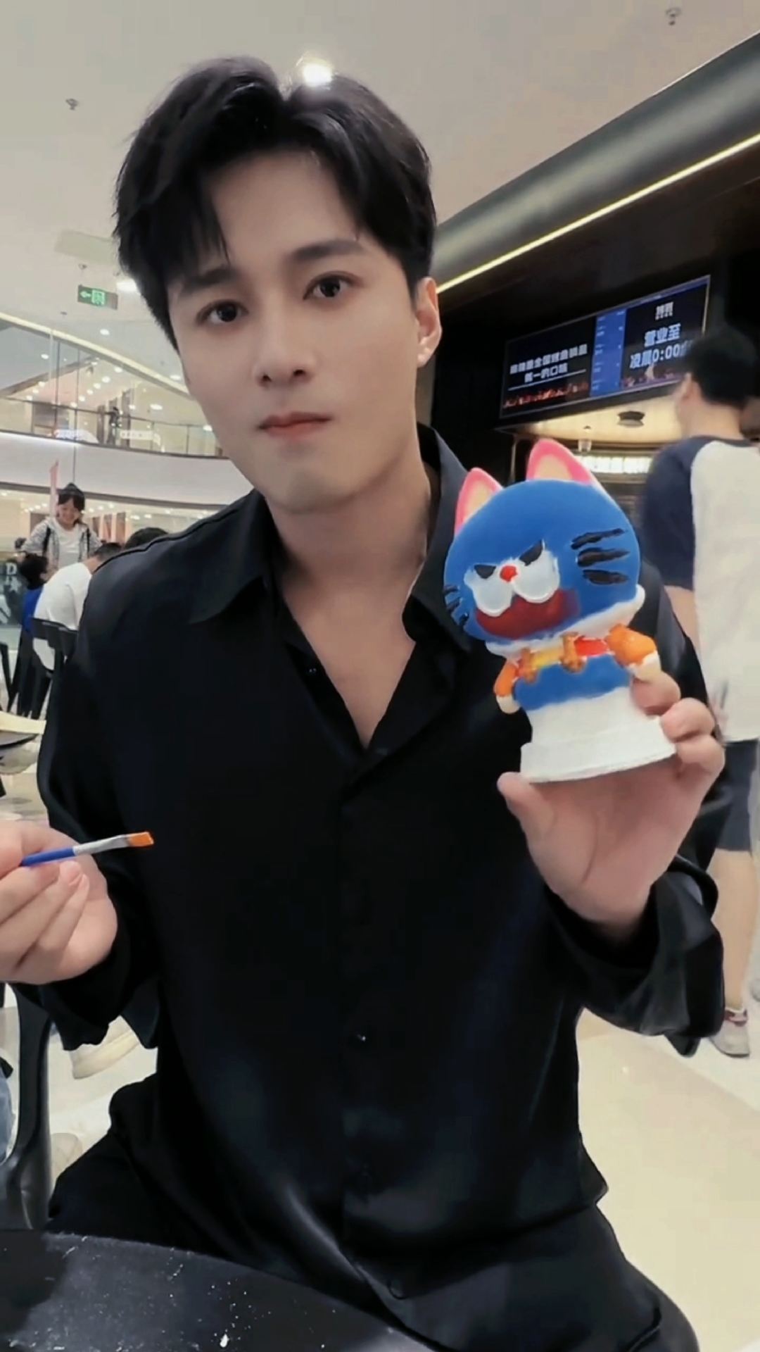 王皓祯哆啦A梦彩绘,谁懂这个淡淡的坏笑,不经意的迷人~