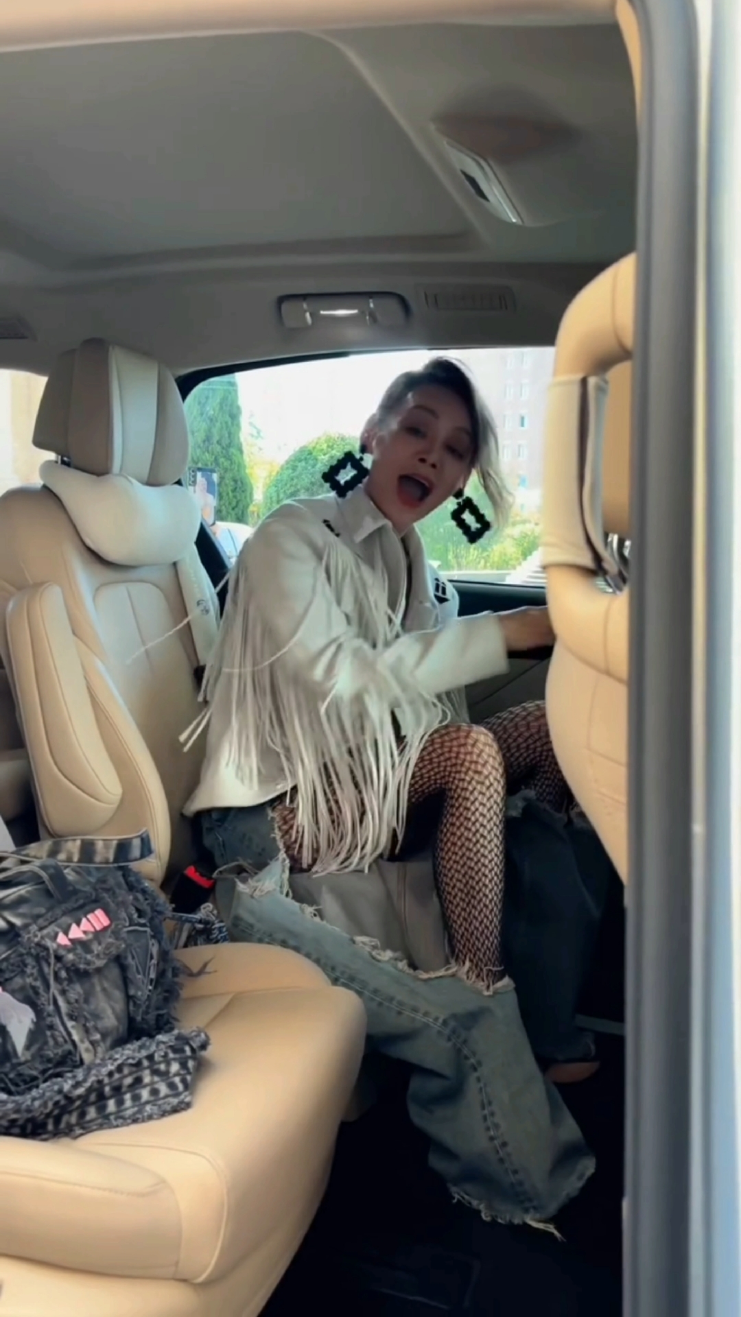 宁静破洞渔网牛仔裤真时髦，美一辈子出风头，老了也是时髦奶奶