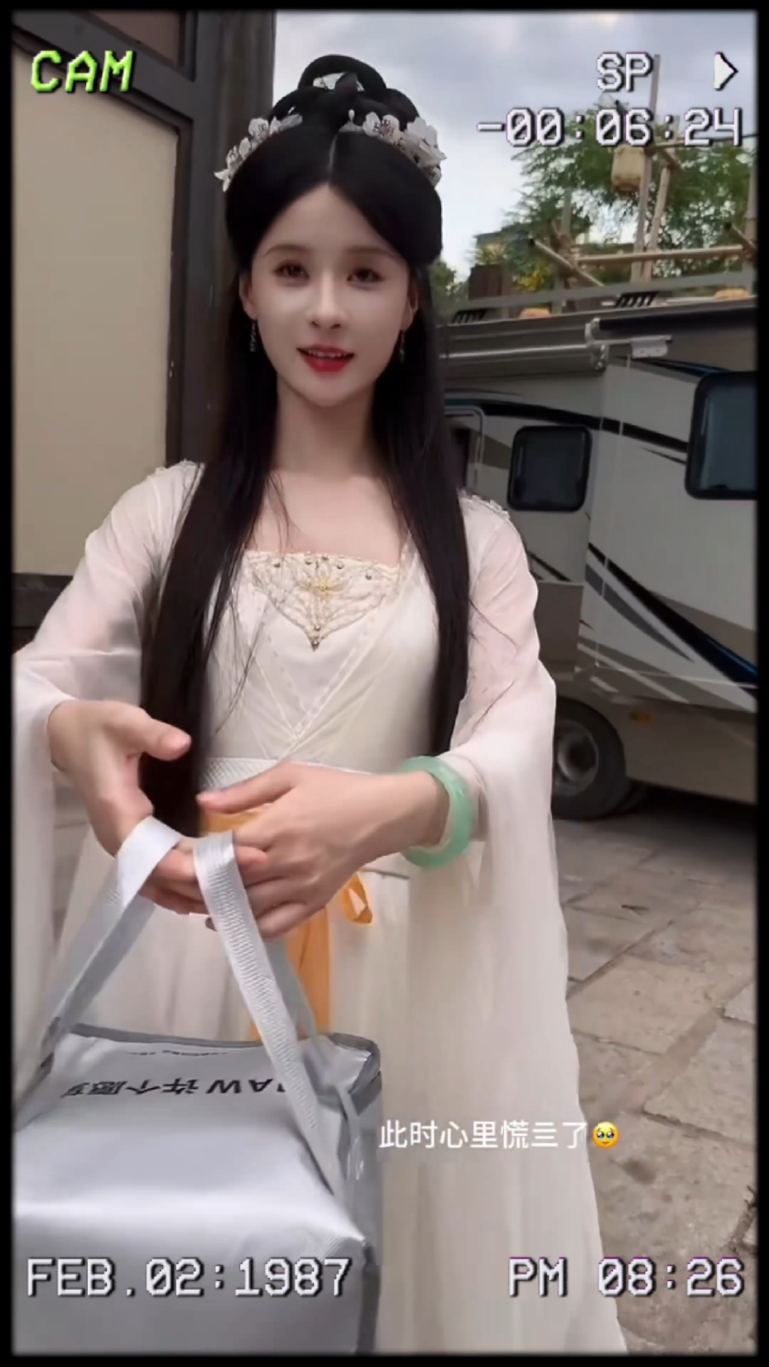 孟娜给粉丝定了生日蛋糕，好贴心哦，温温柔柔的大姐姐，短剧女神