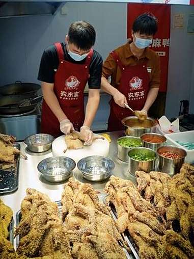 排队半小时就为了,带给家人解馋的这口香酥芝麻鸭!寻味烟火气 地方特色美食 太和 我是美食创