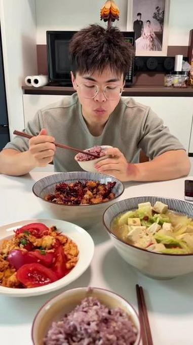 今天吃的是辣子鸡丁，番茄炒鸡蛋，白菜豆腐汤#这一碗好过瘾 #吃上这一碗谁不迷糊 #谁懂这餐