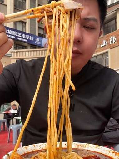 兰州碧桂园德元牛肉面 人太多了排队二十分钟80分 兰州牛肉面