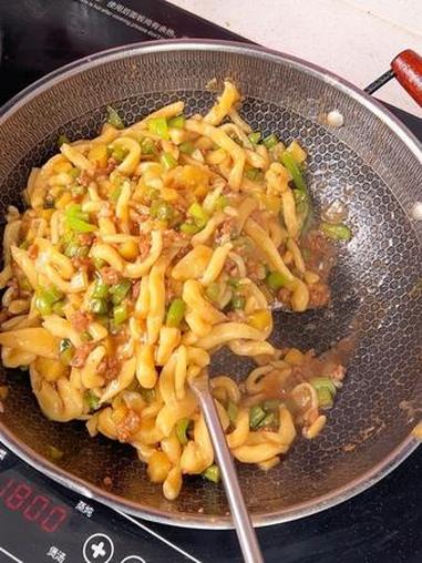 剔尖又叫拨鱼 是山西晋南地区的一种传统面食 做法简单 劲道爽滑 特别好吃～#剔尖#山西面食