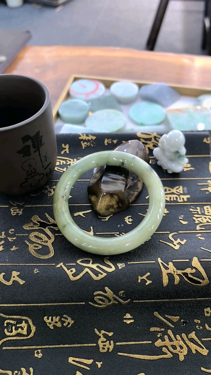 乌鸡种翡翠手镯