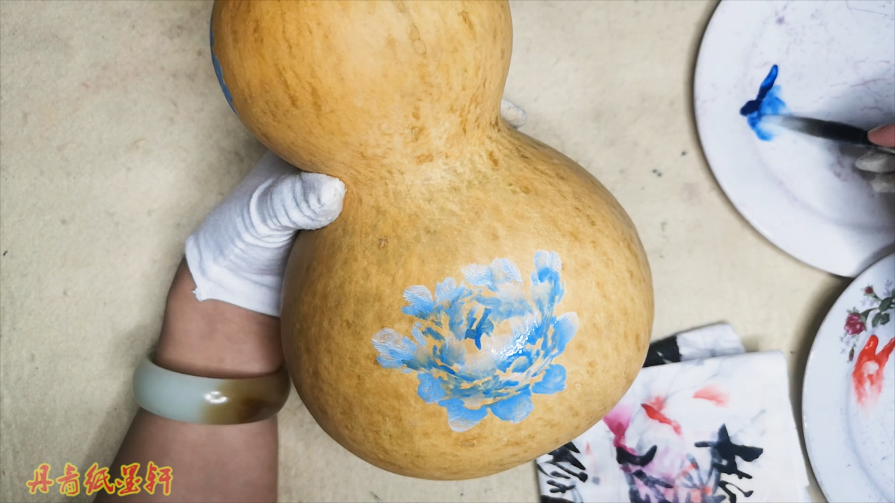 在葫芦上画国画牡丹,浓淡不好掌握,用丙烯画出国画写意的魅力
