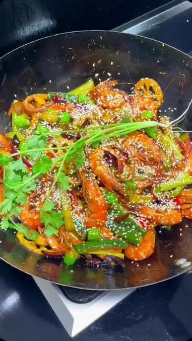 大人小孩都爱吃的干锅鸡干锅虾是年夜饭上必不可少的一道菜#干锅酱#干锅鸡#干锅虾