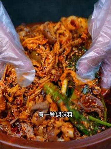 川菜凉菜调料的灵魂酱料 川菜里面有一种经过秘制配方制作的酱油,就是复制酱油,这个酱油是很多