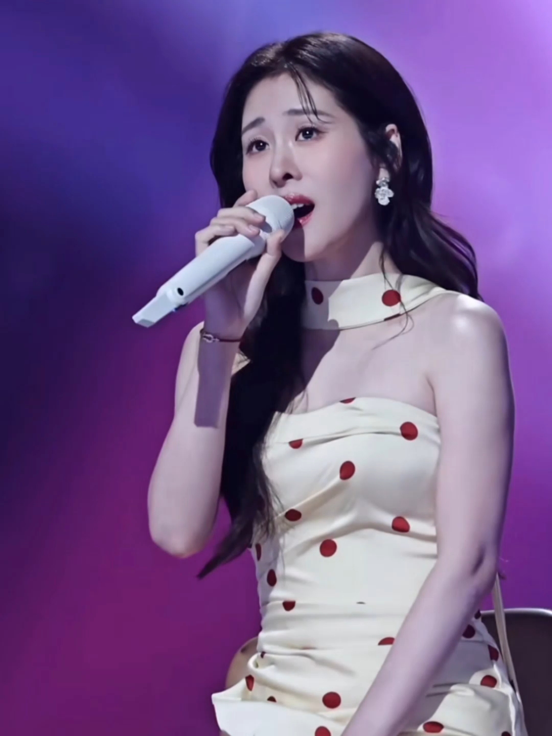 张碧晨波点鱼尾裙造型美炸,线条曼妙,氛围感直接拉满!