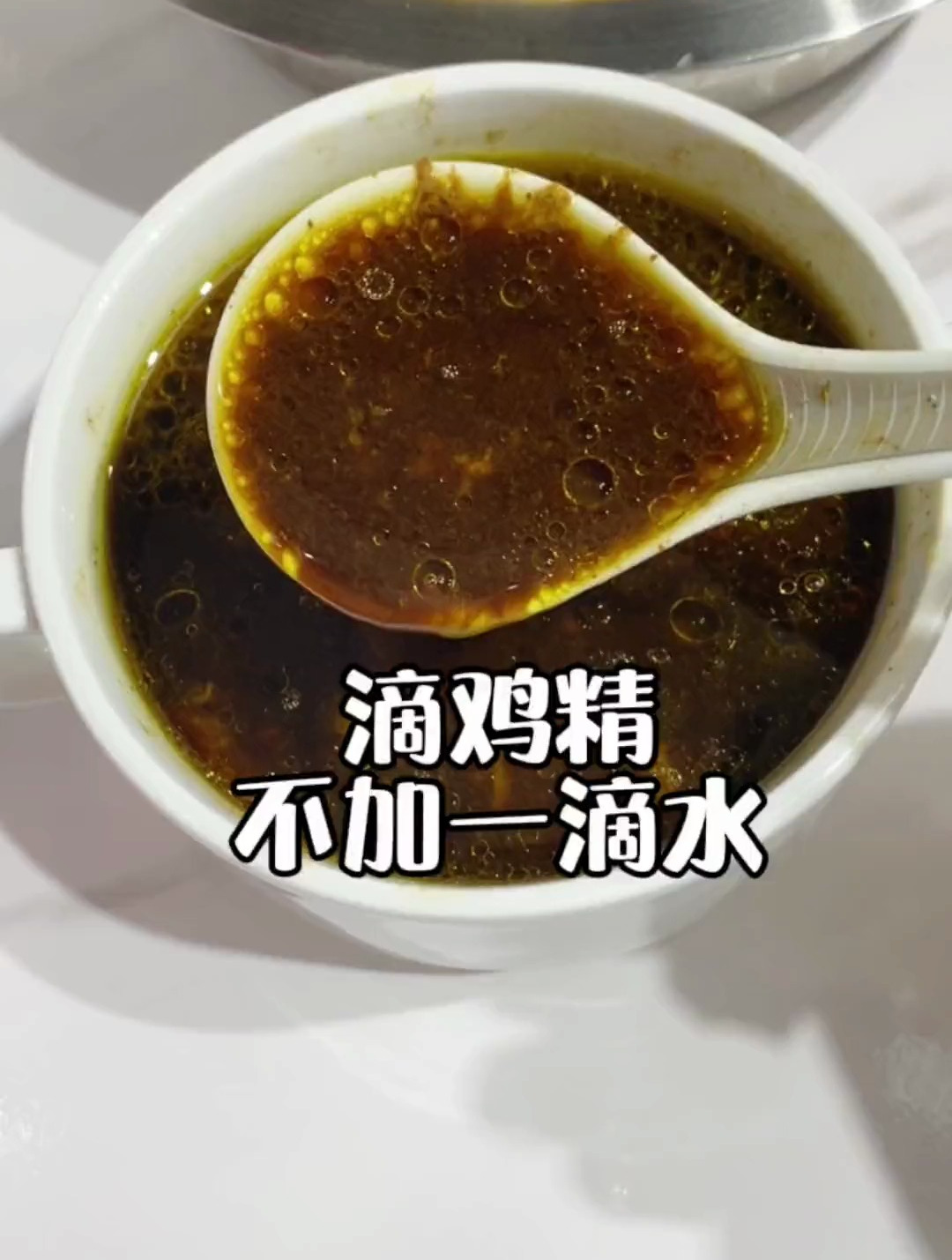 鸡半只,乌鸡白凤丸2颗,当归10g,枸杞15g
