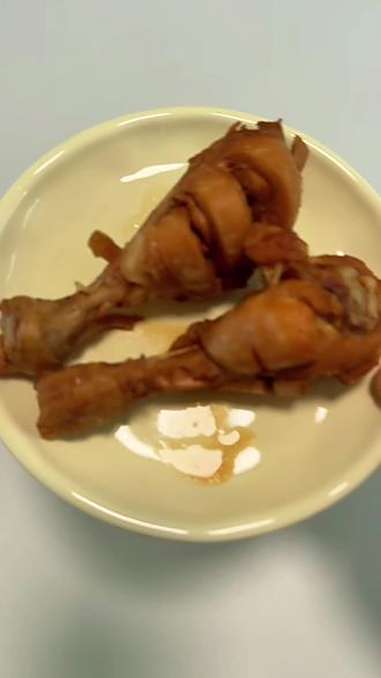 今天中午的减脂餐是两个去了皮的卤鸡腿加上一份150克的炒苋菜加上160克的紫米馒头,饭后水