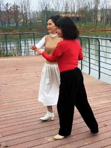 舞厅伦巴 #交谊舞@小天鹅中央空调团购官号 #小天鹅健康中央空调 #热门音乐 #适合初学者
