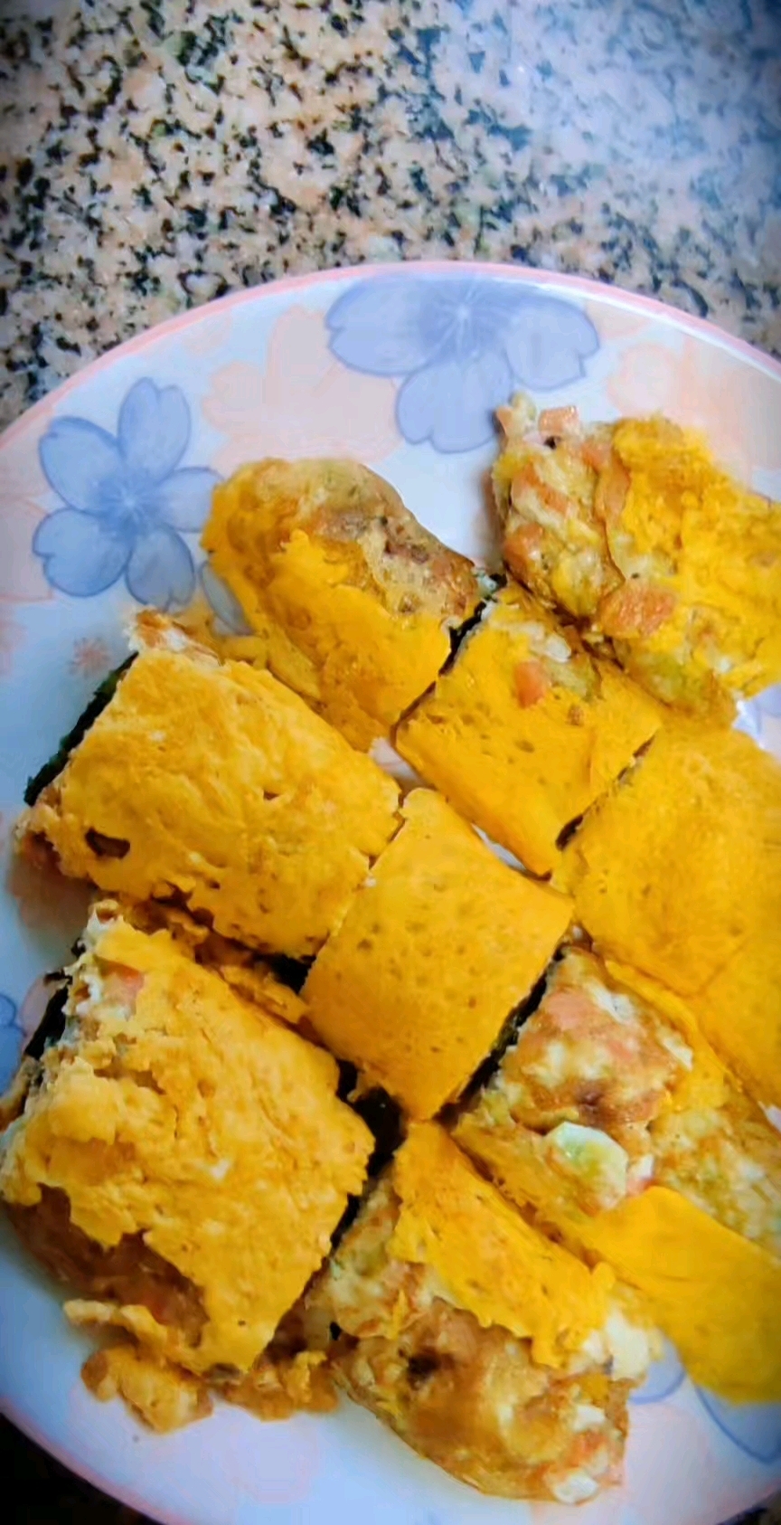 记录真实生活，今天的早餐鸡蛋卷配小米粥，一家四口